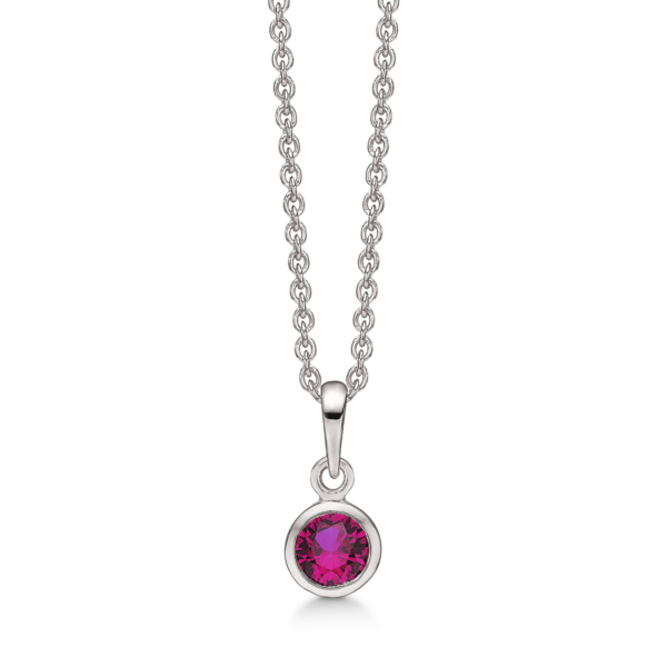 Silberkette rhodinierter runder synthetischer Rubin. Die Kette ist aus rhodiniertem Silber und hat eine Länge von 42-45 cm.