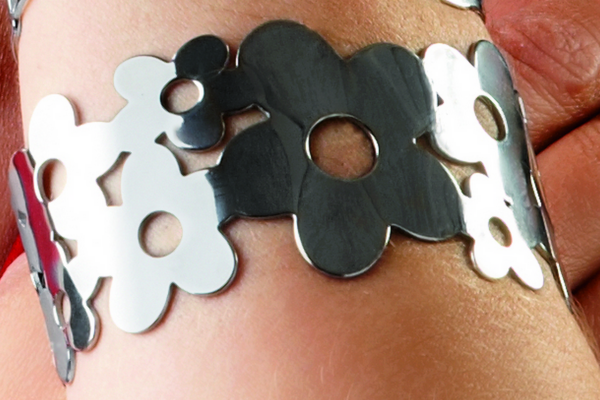 Armreif aus Stahl mit 5 geschlossenen Blättern