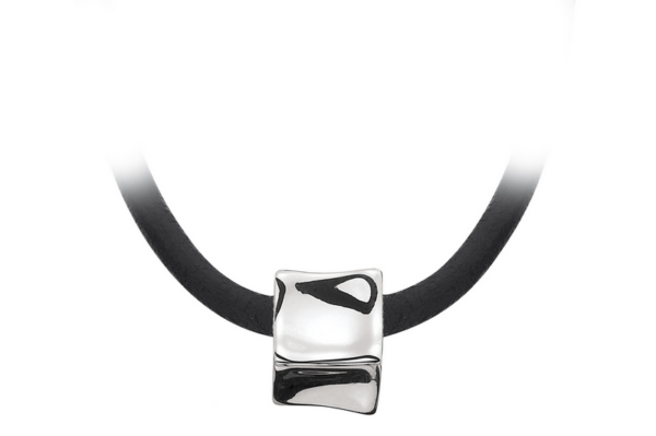 Collier-Vierkant aus Stahl auf den Mittelrohling gedrückt