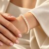 Elegantes Perlenarmband in warmem Licht