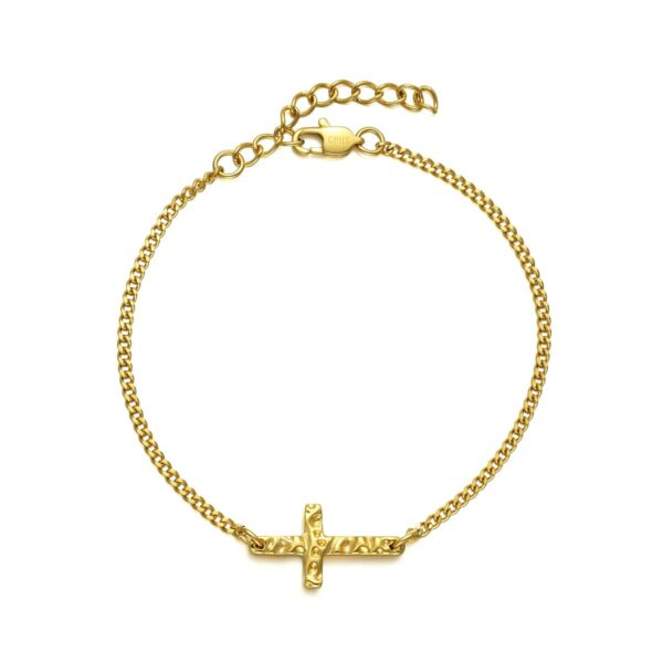 Wasserfestes Celestina-Kreuzarmband aus Stahl mit gehämmertem Finish, 18 Karat vergoldet (PVD) – 19 x 10 mm