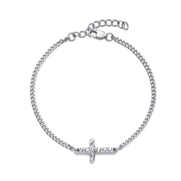 Wasserfestes Celestina Kreuzarmband mit gehämmertem Muster aus Stahl mit Echtsilberbeschichtung (PVD) – 19 x 10 mm