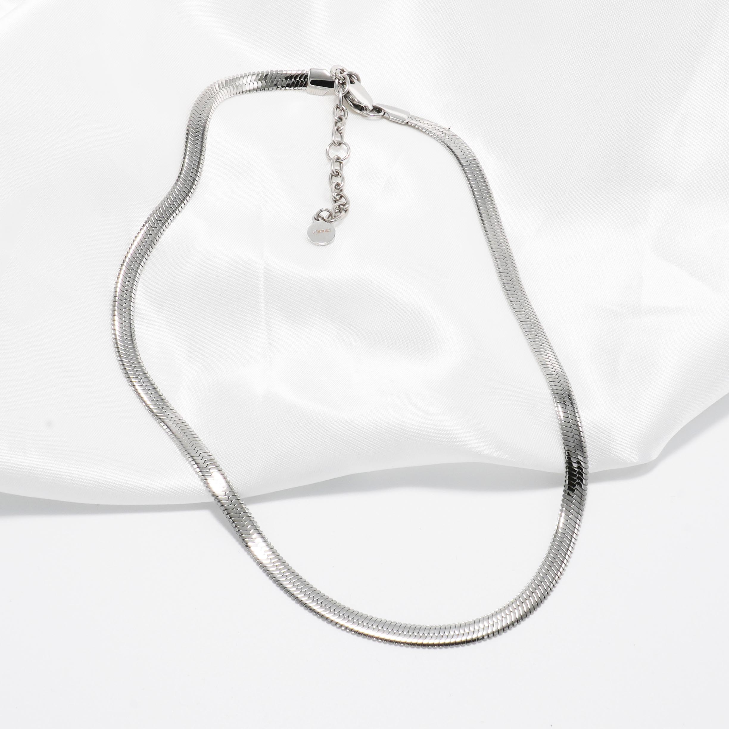 Flache Schlangenkette in Silberoptik